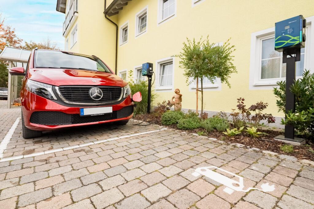 Auto schnell aufladen - Ladesäulen vor dem Haus