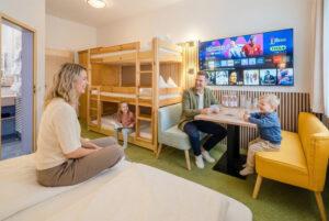 Familie im Fünfbettzimmer spielt Karten
