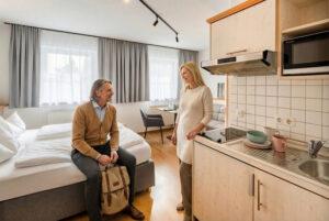 älteres Paar im Hotelzimmer