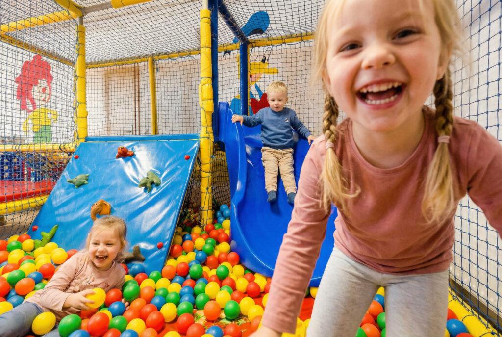 Kids lieben das Rutschen im Bällebad
