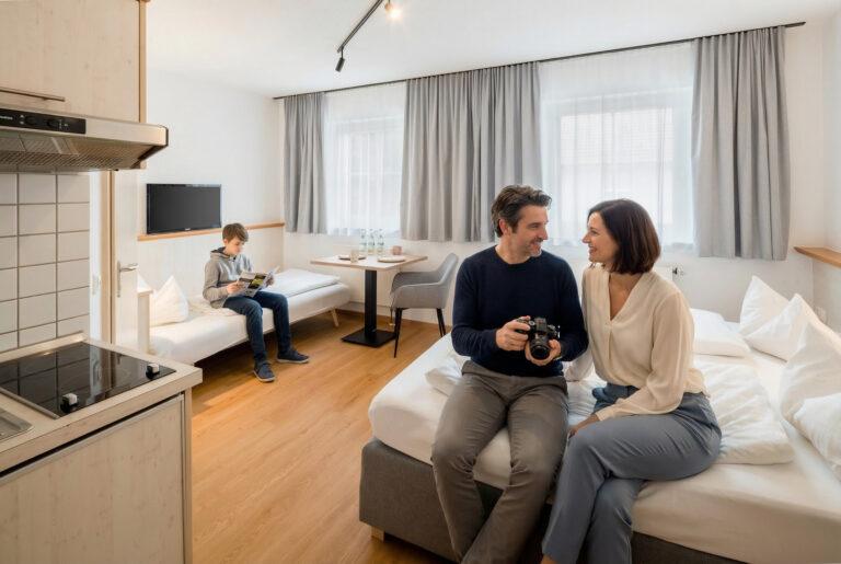 Paar mit Sohn im Hotelzimmer
