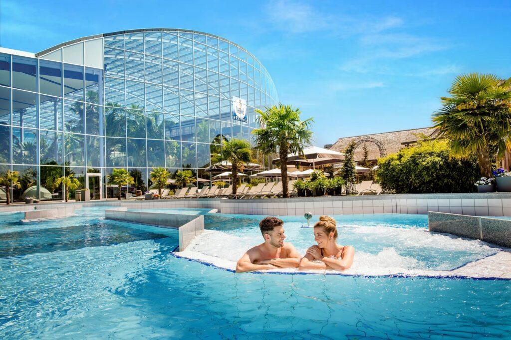 Paar im Crazy River - Außenbecken der Therme