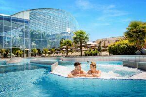 Paar im Crazy River - Außenbecken der Therme