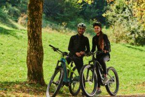 Paar mit geliehenen E-Bikes auf Tour