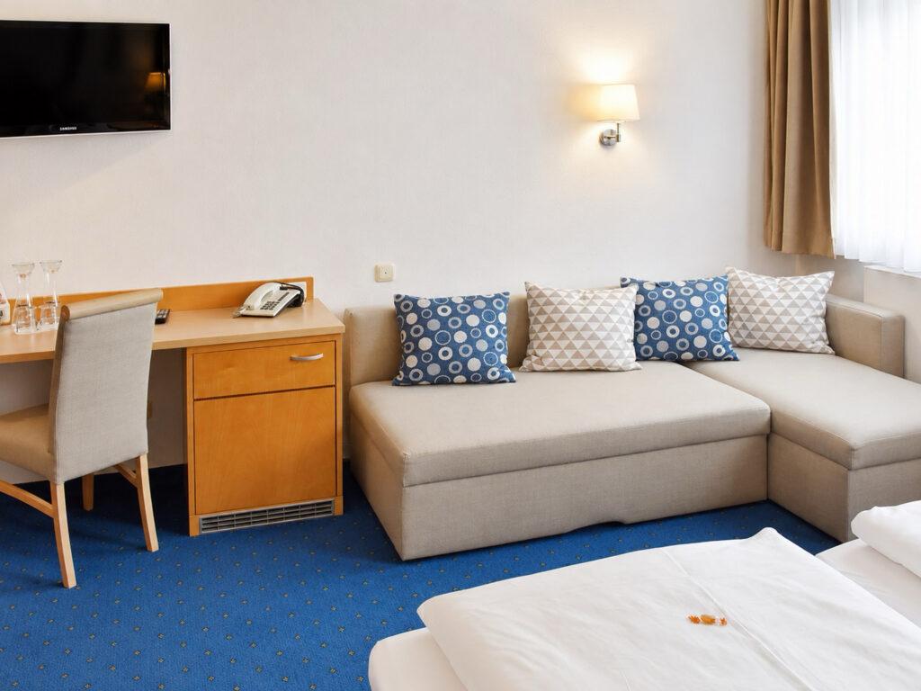 Zweibettzimmer Couch